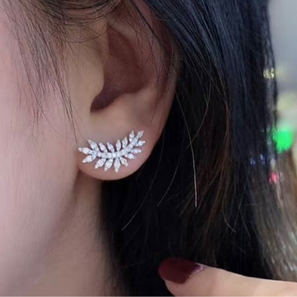 Jewelry - Silver plated zircon stones Vintage leaf earrings